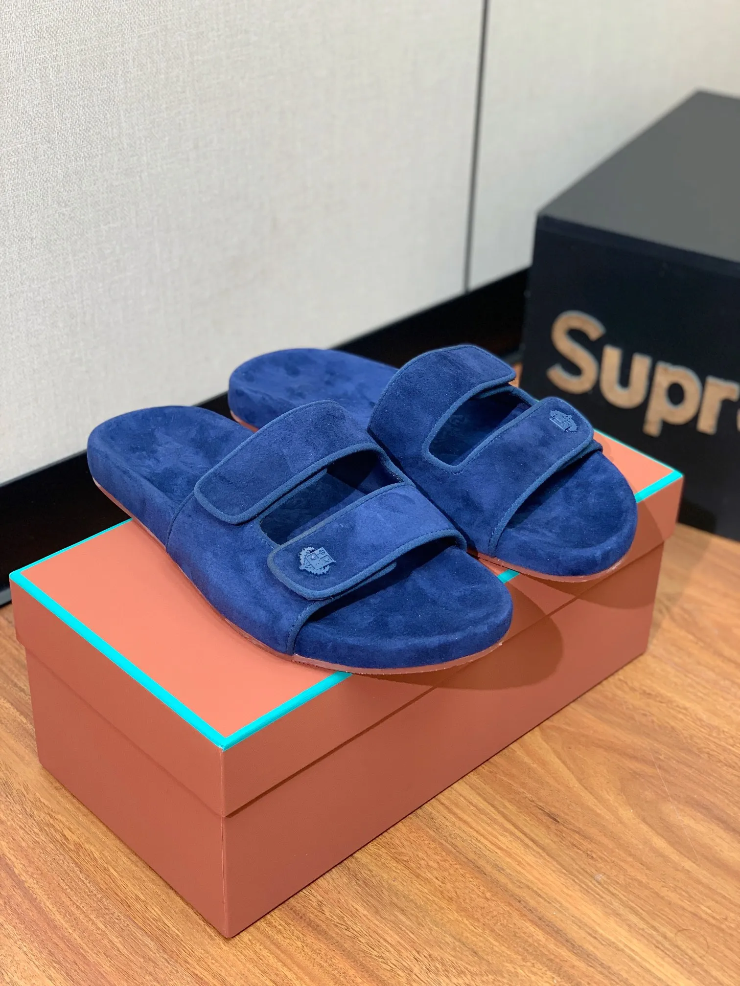 【LP】P:600💰 Size: 39-46 (45.46 can be customized) 【Loro Piana】LP men's slippers. Italian top cashmere is retro, elegant, low-key and luxurious. Both fashionable and practical, the leather is still of the highest quality in the entire network. The upper is silky and smooth. Wear-resistant and highly elastic beef tendon bottom. .